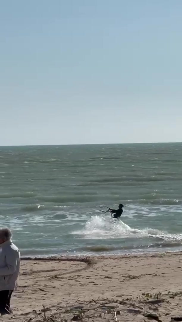 La gente che guarda dalla spiaggia di Manfria