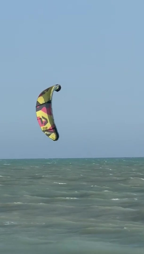 Vela colorata giallo e rosa in cielo sopra Manfria