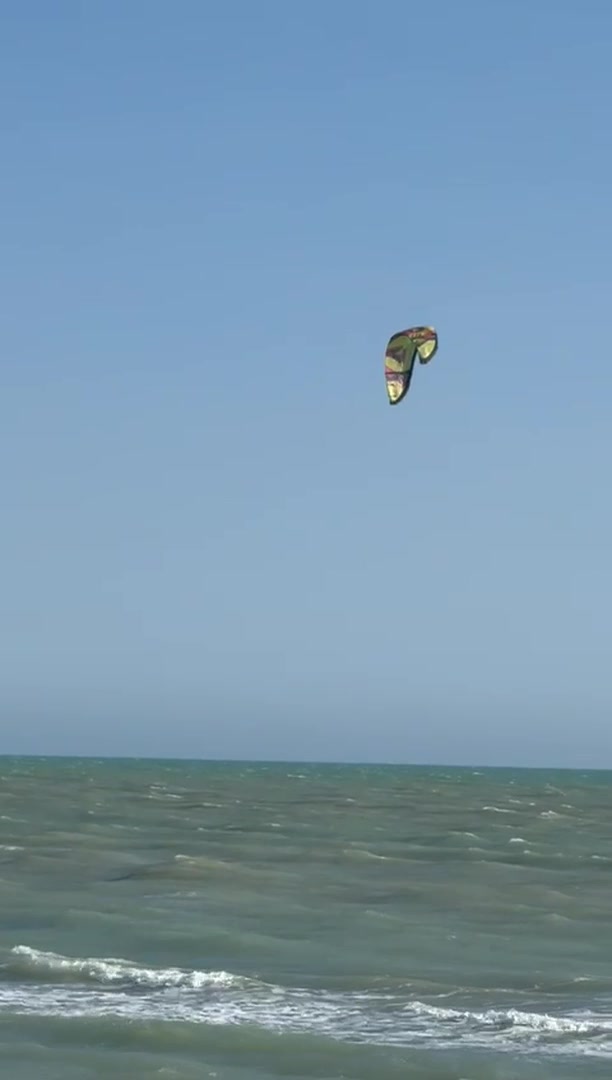 Inquadratura d'apertura — vela e rider sul mare